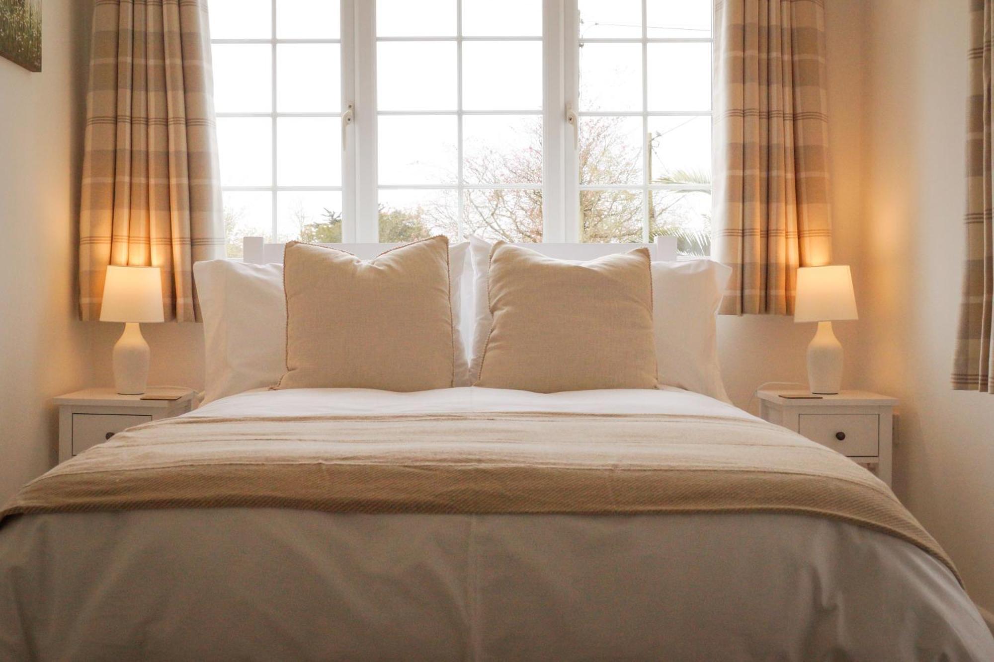 Lemon Tree Inn - Newly Refurbished Coastal Stay Swyre Exterior photo