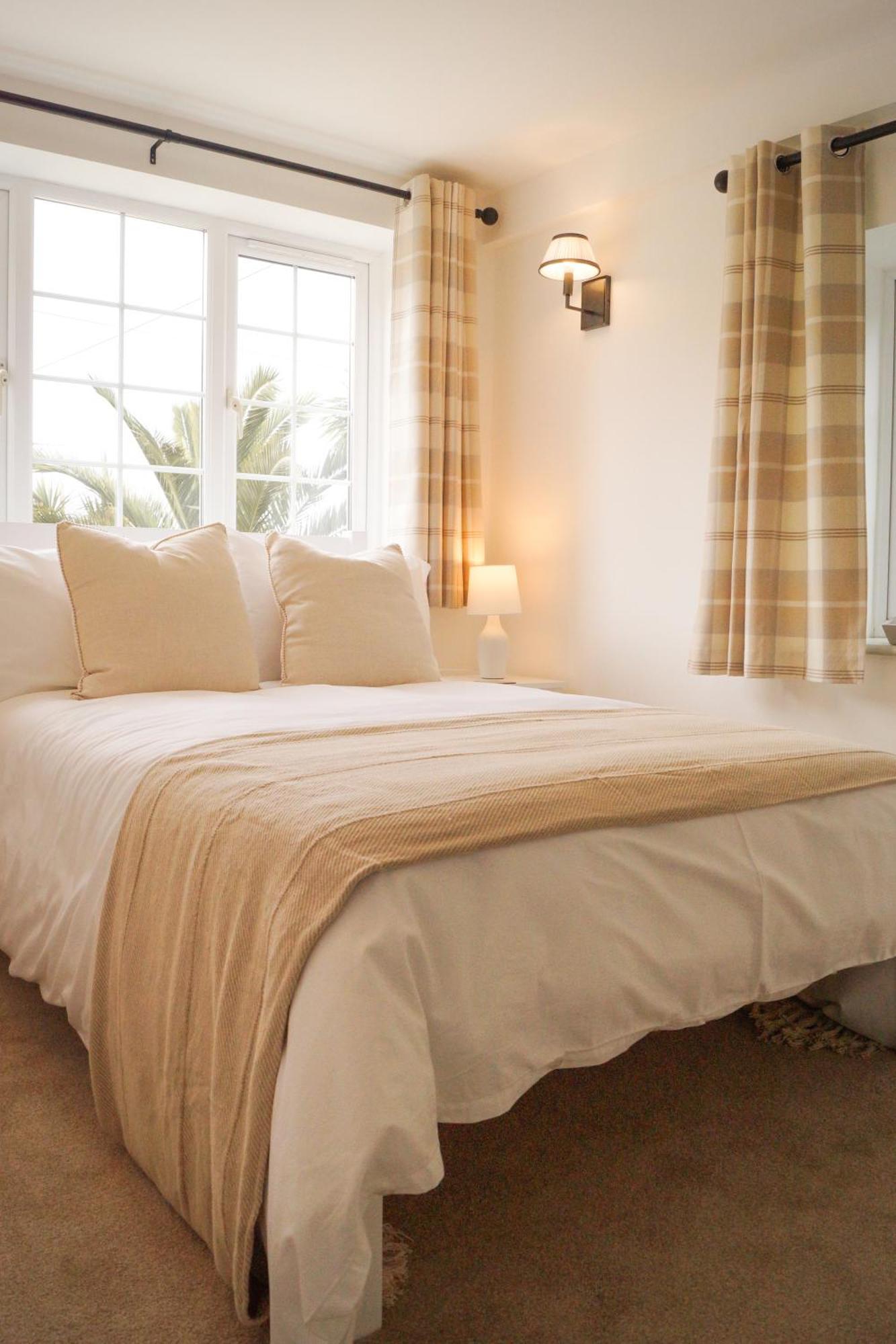 Lemon Tree Inn - Newly Refurbished Coastal Stay Swyre Exterior photo